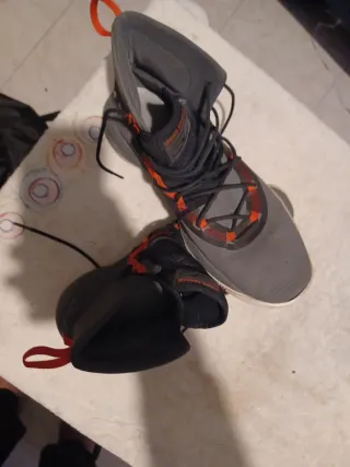 Zapatilla deportiva gris y naranja