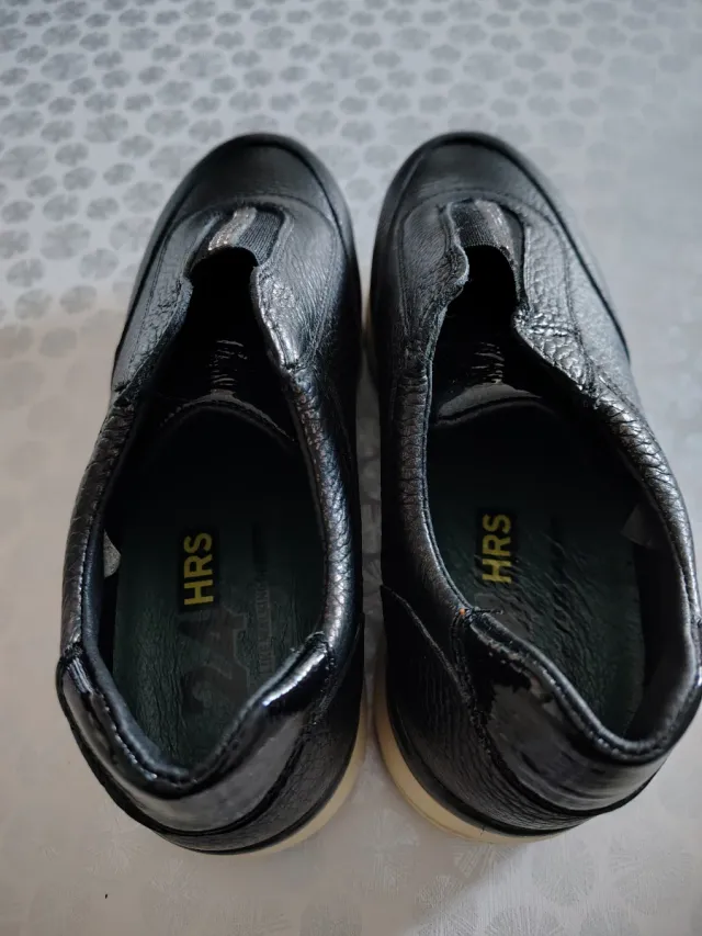 Zapatos negros de piel marca 24 h