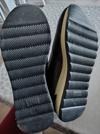 Zapatos negros de piel marca 24 h