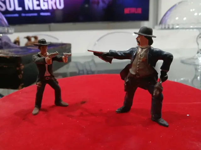 2 Figuras Vaqueros Plástico Duro