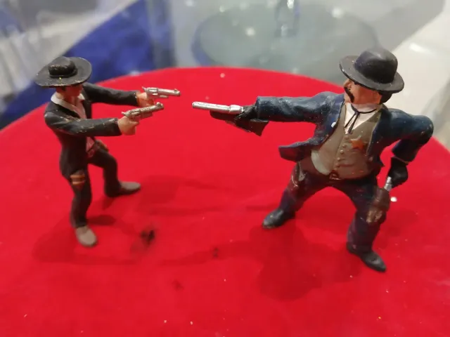 2 Figuras Vaqueros Plástico Duro