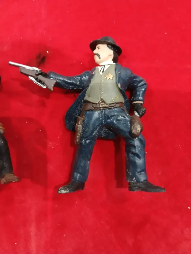 2 Figuras Vaqueros Plástico Duro
