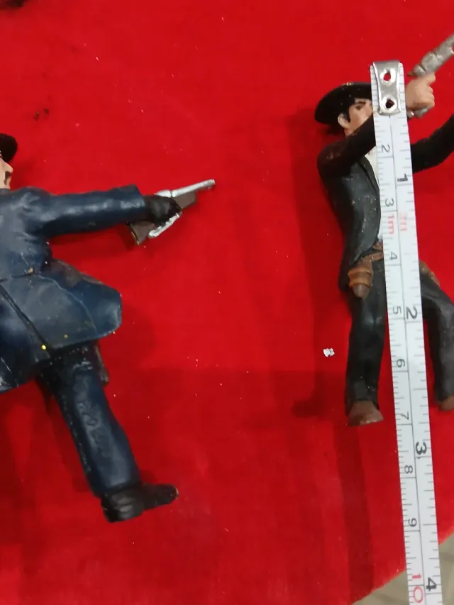 2 Figuras Vaqueros Plástico Duro