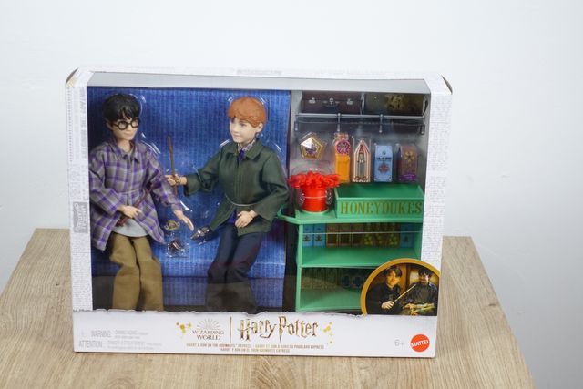 Harry Potter e Ron no comboio de Hogwarts + carro