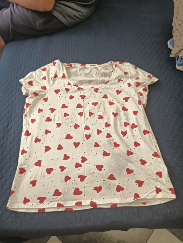 Camiseta blanca con corazones rojos