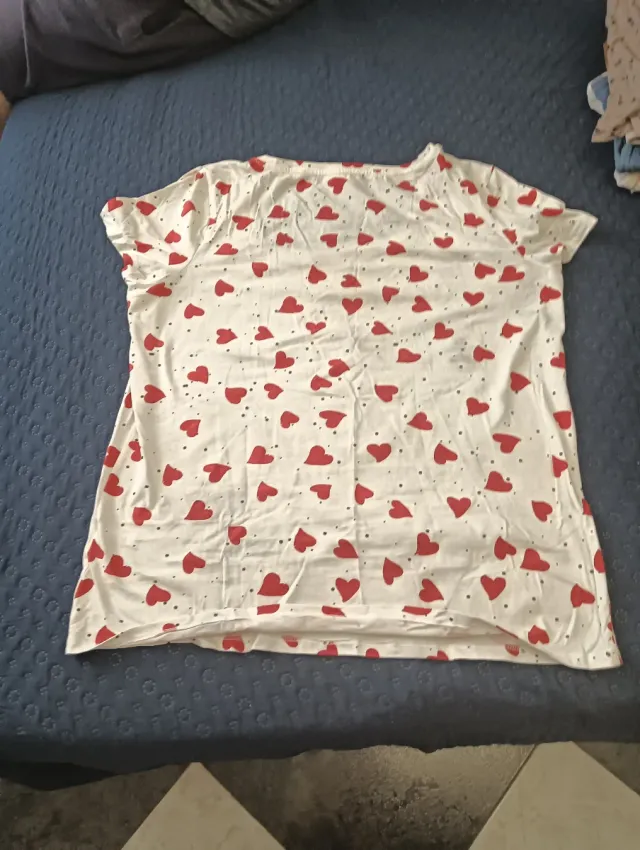 Camiseta blanca con corazones rojos