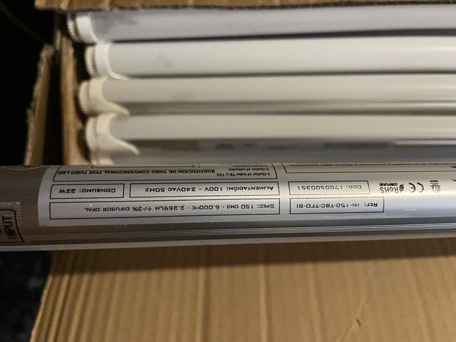 Tubos fluorescentes largos led.