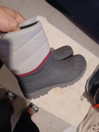 Botas de agua Quechua grises y rojas