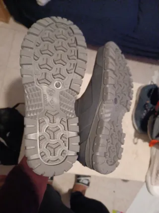 Botas de agua Quechua grises y rojas