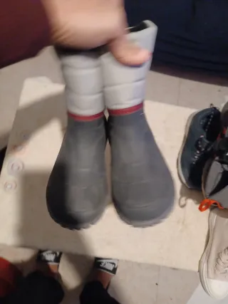 Botas de agua Quechua grises y rojas
