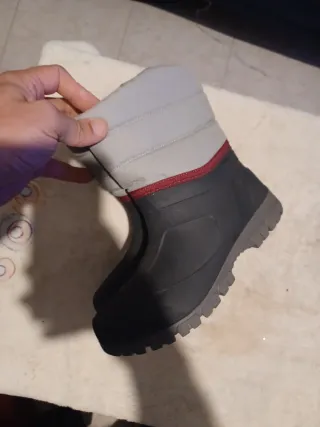 Botas de agua Quechua grises y rojas