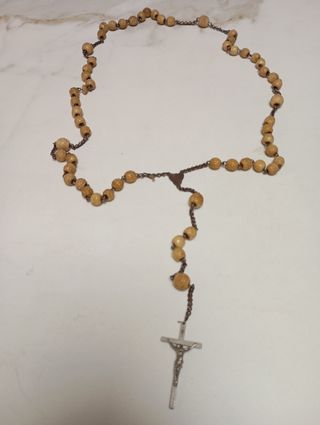 Rosario de cuentas y reliquia