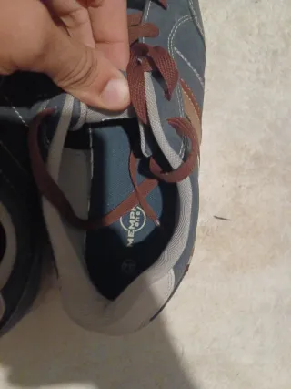 Zapatilla deportiva azul y marrón