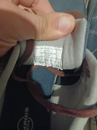 Zapatilla deportiva azul y marrón