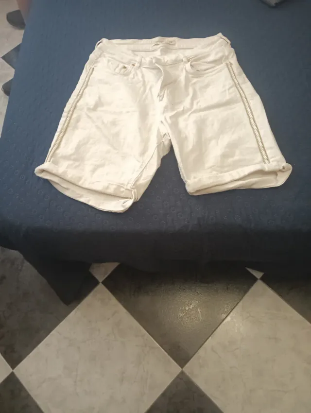 Bermudas blancas con cremallera