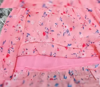 Vestido de verano rosa con estampado floral.