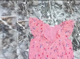 Vestido de verano rosa con estampado floral.