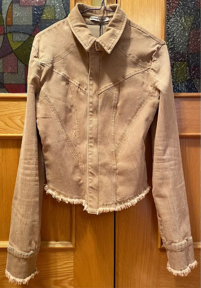 Chaqueta vaquera favorecedora BERSHKA beige
