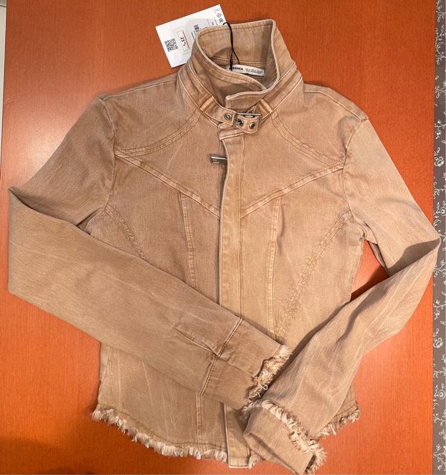 Chaqueta vaquera favorecedora BERSHKA beige