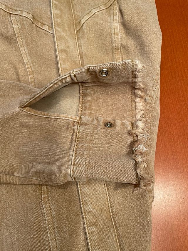 Chaqueta vaquera favorecedora BERSHKA beige