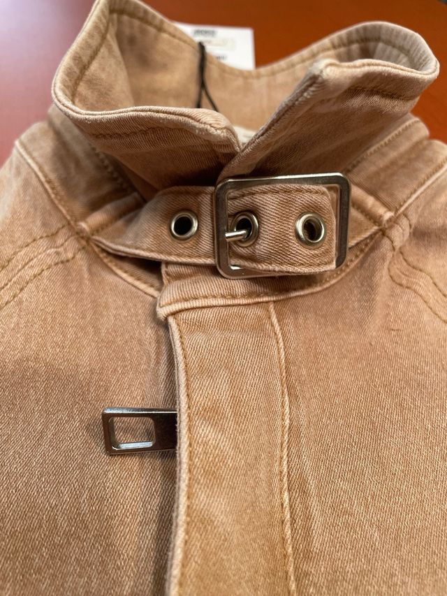 Chaqueta vaquera favorecedora BERSHKA beige