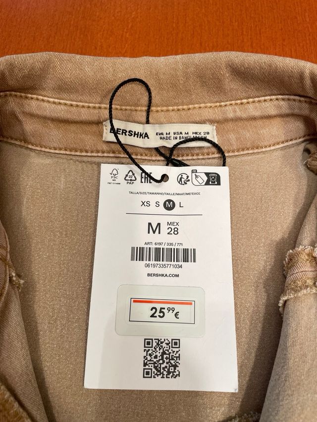 Chaqueta vaquera favorecedora BERSHKA beige