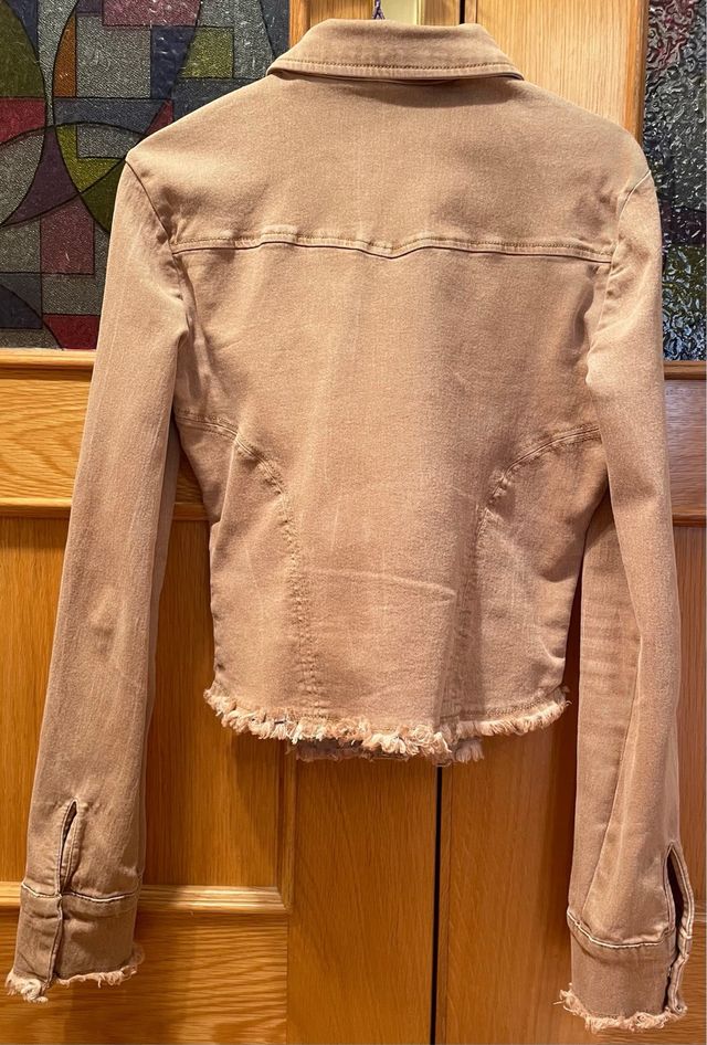 Chaqueta vaquera favorecedora BERSHKA beige