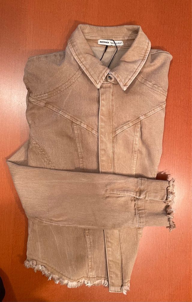 Chaqueta vaquera favorecedora BERSHKA beige
