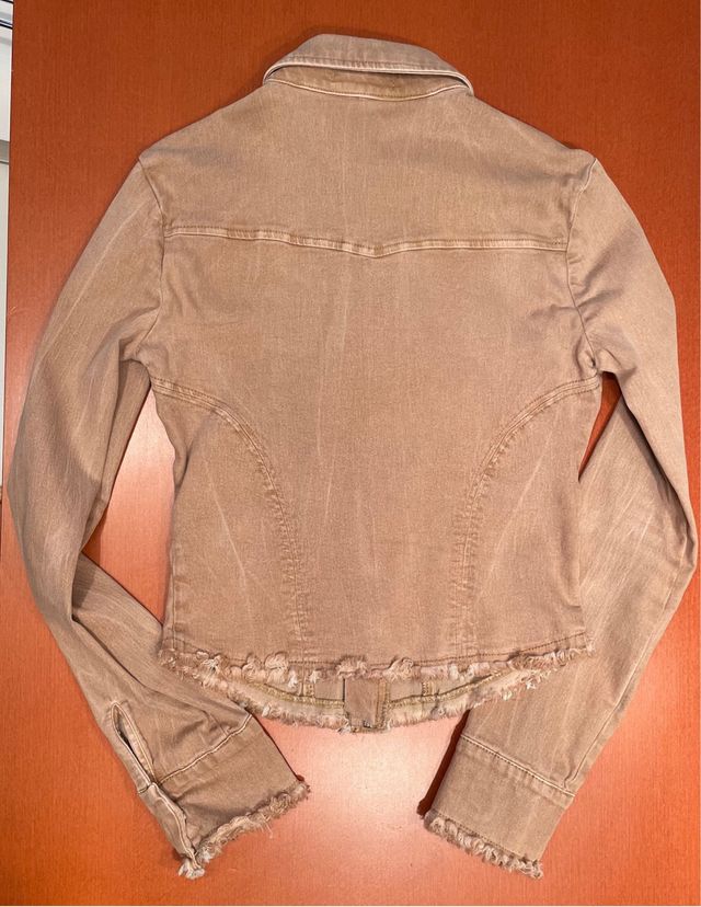 Chaqueta vaquera favorecedora BERSHKA beige