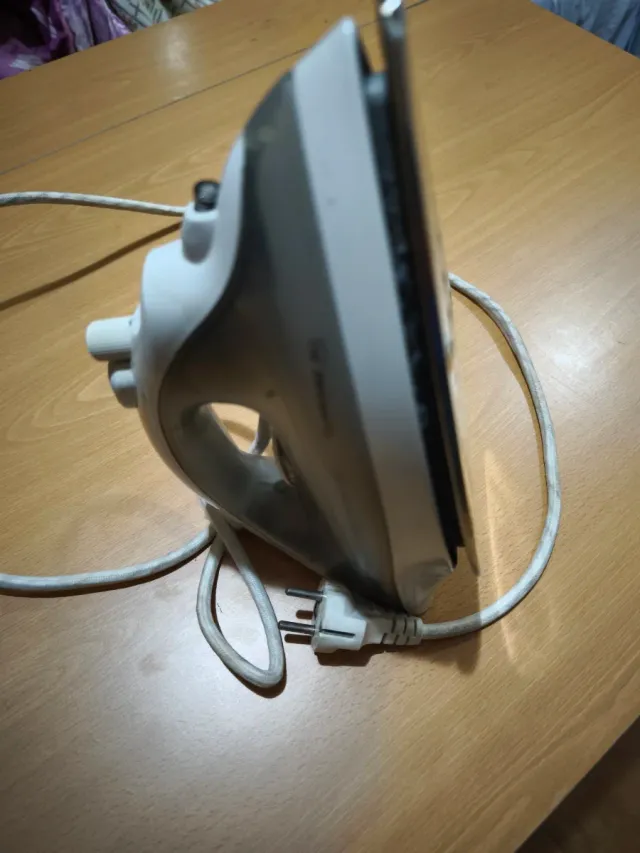 Plancha de vapor blanca y gris