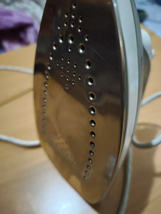 Plancha de vapor blanca y gris