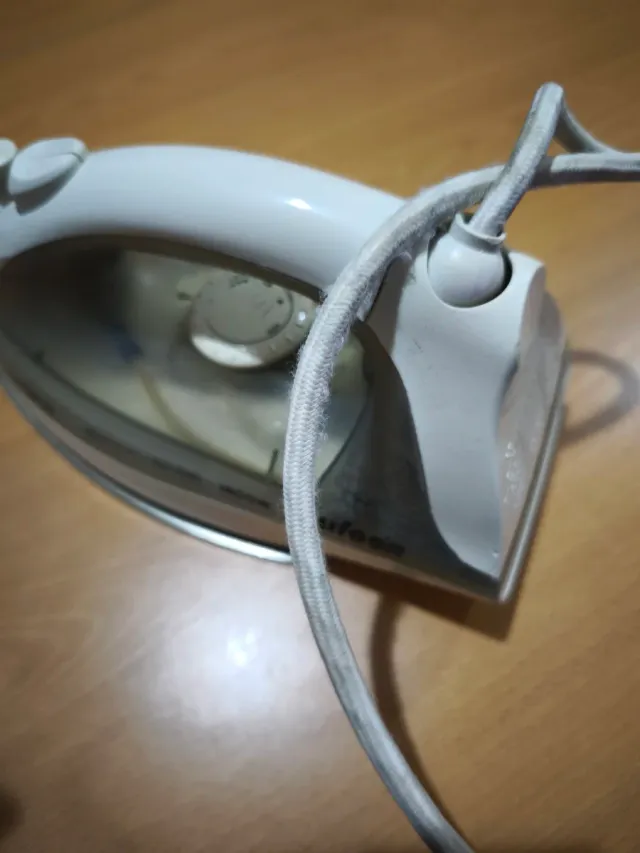 Plancha de vapor blanca y gris