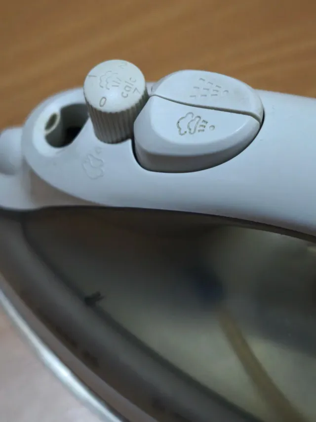 Plancha de vapor blanca y gris