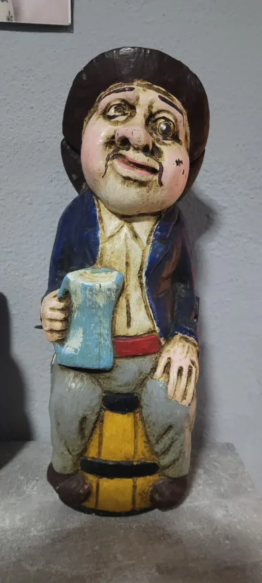 Figura de madera antigua botellero