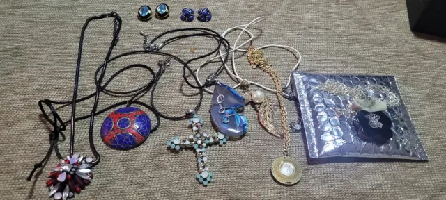 Lote de bisutería y broches