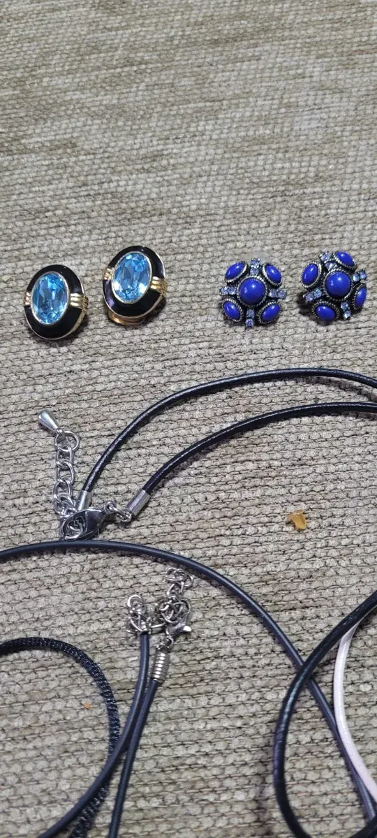 Lote de bisutería y broches