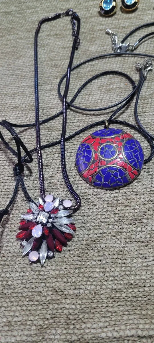 Lote de bisutería y broches