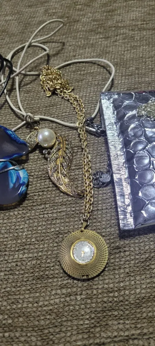 Lote de bisutería y broches