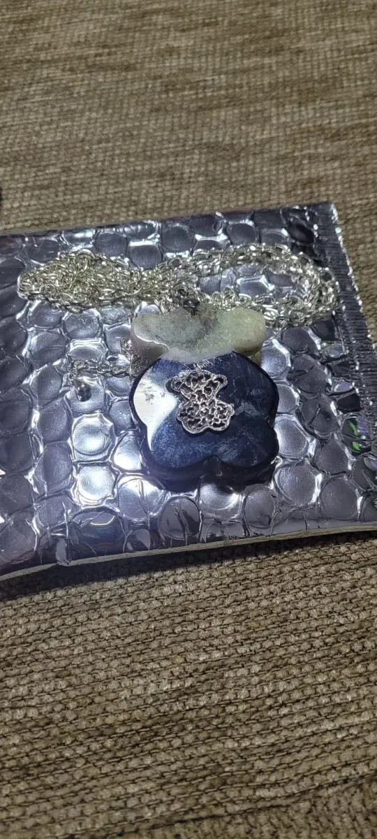 Lote de bisutería y broches