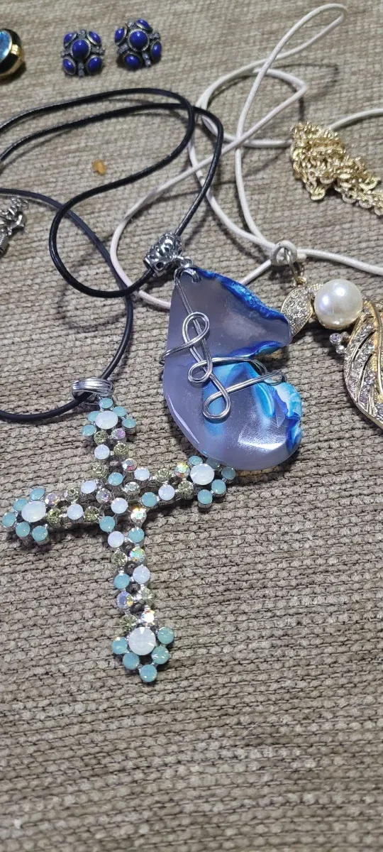 Lote de bisutería y broches