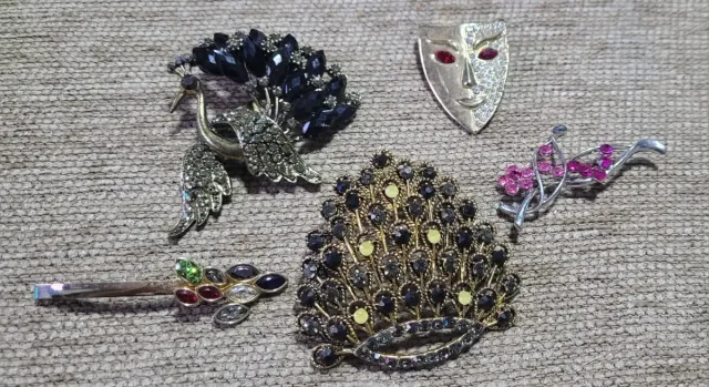 Lote de bisutería y broches