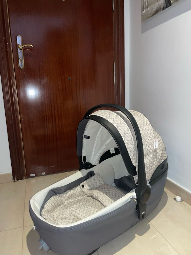 Carrito de bebé gris y blanco