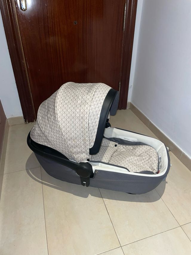 Carrito de bebé gris y blanco