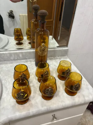 Botella antigua de cristal ámbar con 6 vasos