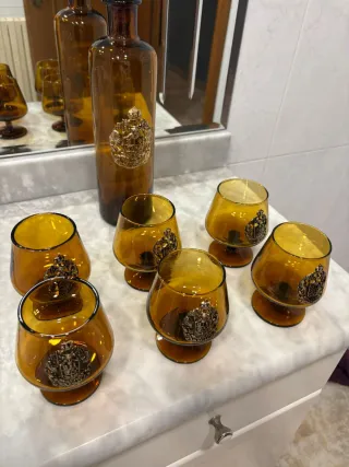 Botella antigua de cristal ámbar con 6 vasos