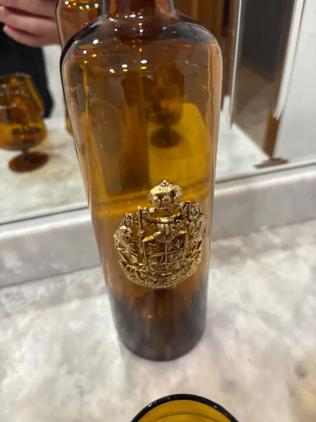 Botella antigua de cristal ámbar con 6 vasos