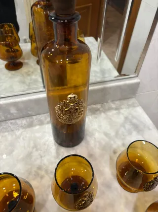 Botella antigua de cristal ámbar con 6 vasos