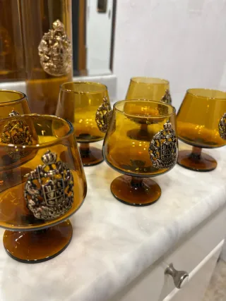 Botella antigua de cristal ámbar con 6 vasos