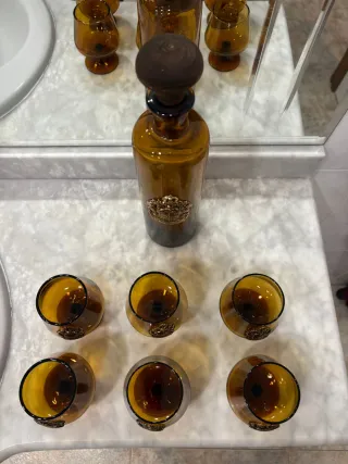Botella antigua de cristal ámbar con 6 vasos