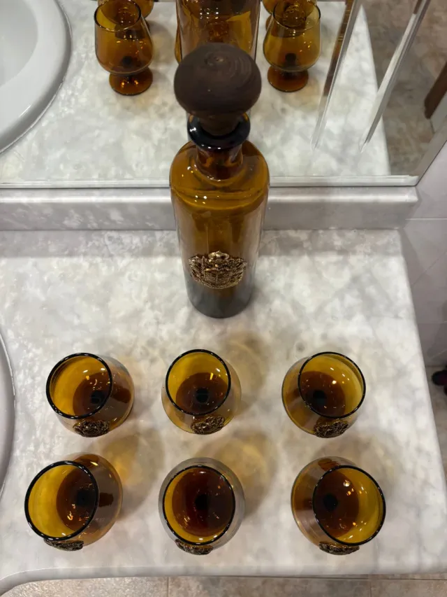Botella antigua de cristal ámbar con 6 vasos